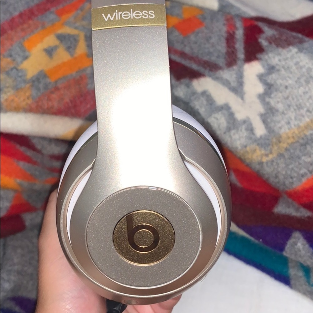 beats studio gold can be bluetooth or aux